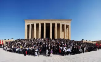 3 bin Uğurlu öğrenciden Ata'ya ziyaret