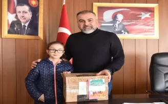9 yaşındaki Kamber, harçlığıyla depremzede çocuklara yardım kolisi hazırladı