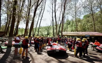 Adrenalin tutkunları bayram tatilinde Melen Çayı’nda rafting yaptı