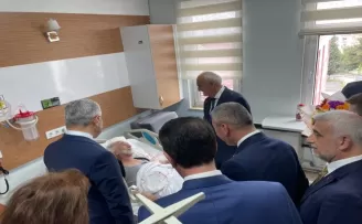 AK Parti’li Yılmaz, tramvay kazasında yaralananları hastanede ziyaret etti