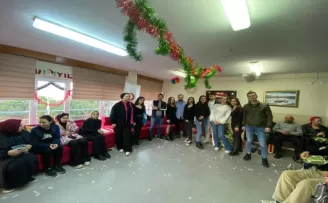 Akçakoca'da üniversite öğrencilerinden yaşlılara yeni yıl ziyareti
