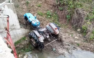 Alaçam’da devrilen traktörün sürücüsü yaralandı