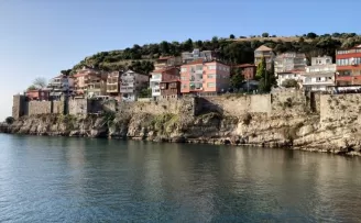Amasra Kalesi’nin surlarına zarar veren bitki ve ağaçlar temizleniyor