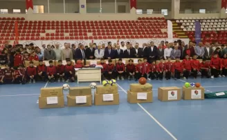 Amasya’da 63 amatör spor kulübüne spor malzemesi yardımı yapıldı