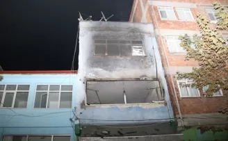 Amasya’da çıkan yangında 3 katlı ev kullanılamaz hale geldi