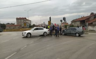 Amasya’da iki otomobilin çarpıştığı kazada 2 kişi yaralandı