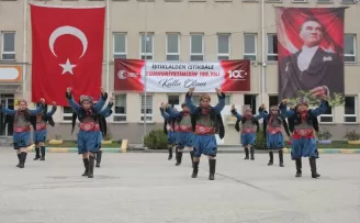 Amasya’da öğretmen ve öğrencilerden “100. yıl“ koreografisi