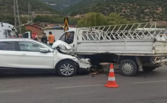 Amasya’da otomobil ile kamyonetin çarpıştığı kazada 2 kişi yaralandı