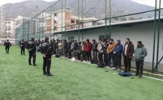 Amasya’da  tır dorsesinde 61 düzensiz göçmen yakalandı
