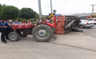 Amasya’da traktör ile çarpışan hafif ticari araçtaki 5 kişi yaralandı