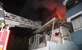 Amasya’da yangın çıkan binanın üst katı ve çatısı hasar gördü