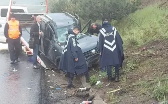 Anadolu Otoyolu’nda devrilen otomobildeki 3 kişi ağır yaralandı