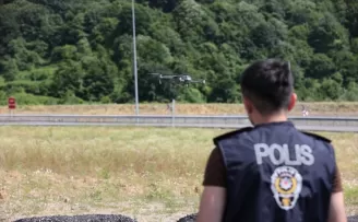 Anadolu Otoyolu’nda emniyet şeridi ihlali dron desteğiyle tespit ediliyor