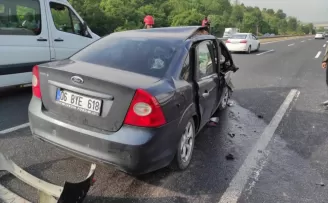 Anadolu Otoyolu’nda tır ile otomobilin karıştığı kazada 5 kişi yaralandı