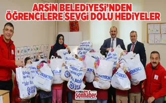 ARSİN BELEDİYESİNDEN ÖĞRENCİLERE SEVGİ DOLU HEDİYELER