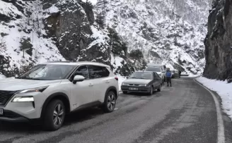 Artvin-Ardahan kara yolunda heyelan meydana geldi