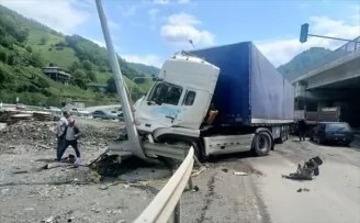 Artvin’de 3 aracın karıştığı kazada sürücüler yaralandı