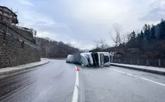 Artvin'de devrilen kereste yüklü tır trafikte aksamaya neden oldu