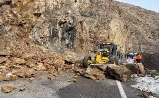Artvin’de farklı noktalardaki heyelanlar ulaşımda aksamalara yol açtı