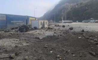 Artvin’de meydana gelen heyelanda 1 tır ile 2 konteyner zarar gördü