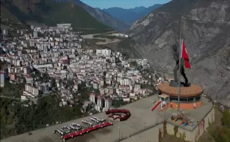 Artvin’de öğrenciler “100. Yıl“ ve “ay yıldız“ koreografisi oluşturdu