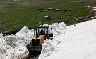Artvin’de yüksek rakımlı yaylalarda karla mücadele devam ediyor