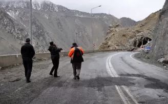 Artvin-Erzurum kara yolu heyelan nedeniyle ulaşıma kapandı