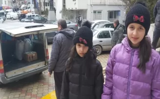 Artvinli kardeşler harçlıklarını depremzedeler için bağışladı