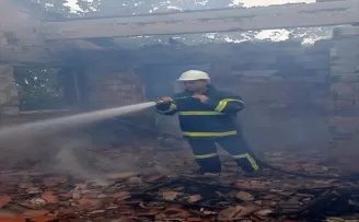 Ayancık’ta çıkan yangında iki katlı ev kullanılamaz hale geldi