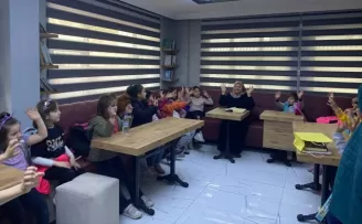 Ayancık’ta engelli vatandaş, işaret diliyle çocuklara Kur’an okudu