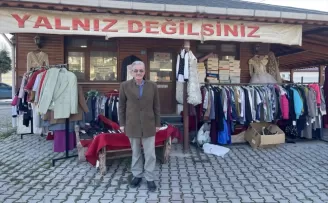 Ayancık'ta mahalle muhtarı ihtiyaç sahiplerine yardım eli uzatıyor