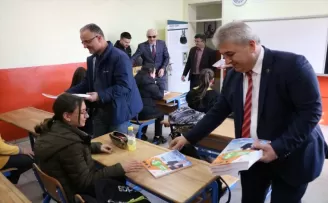 Ayancık'ta öğrencilere deneme sınavı seti dağıtıldı