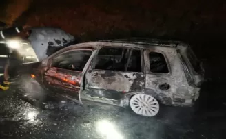 Ayancık’ta seyir halindeki otomobil yandı