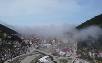 Ayancık’ta sis ilçenin üzerini kapladı