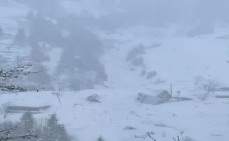 Ayder Yaylası’nda çığ düşmesi sonucu 3 bungalov ev zarar gördü