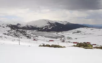 Aydıntepe Göleti ilkbaharda da buzla kaplı