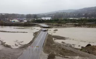 Bartın'da sağanak nedeniyle servis yolunun bir bölümü yıkıldı