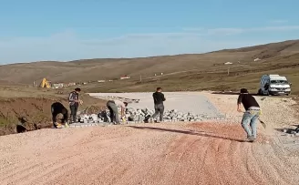 Başçiftlik'te kayak merkezi yoluna parke taşı döşeniyor