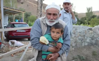 Bayburt'ta dağlık arazide kaybolan 3 yaşındaki çocuk 6 saat sonra bulundu