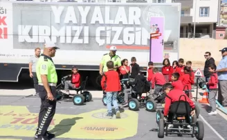 Bayburt’ta öğrencilere “Mobil Trafik Eğitim Tırı“nda eğitim verildi