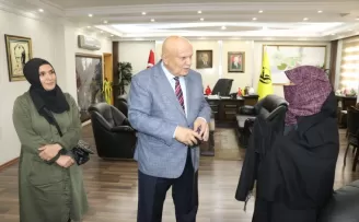Bayburt’ta yolcu dolmuşta bulduğu cüzdanı sahibine teslim etti