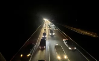 Bayram tatilinden dönenler otoyollarda akıcı yoğunluk oluşturuyor