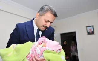 Belediye Başkanı Eroğlu Tokat'ın 2023'teki ilk bebeğini ziyaret etti