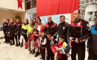 Bolu’da 100 çocuğa oyuncak polis arabası hediye edildi
