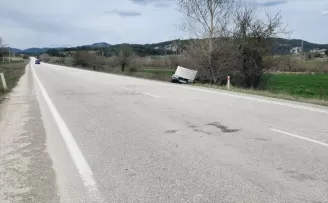 Bolu’da ağaca çarpan otomobildeki 2 kişi yaralandı