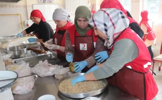 Bolu’da depremzede kadınlar yöresel bayram tatlısı yaptı