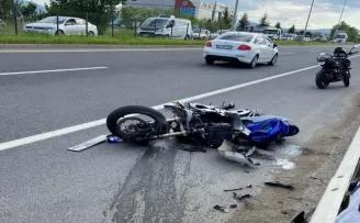 Bolu’da motosikletle hafif ticari aracın çarpıştığı kazada 3 kişi yaralandı