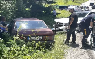 Bolu’da otomobilin çarptığı park halindeki araçtaki 2 kişi yaralandı