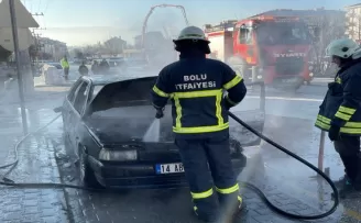 Bolu'da park halinde yangın çıkan otomobil kullanılamaz hale geldi