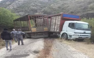 Bolu'da rampada kayan kamyondan atlayan sürücü öldü